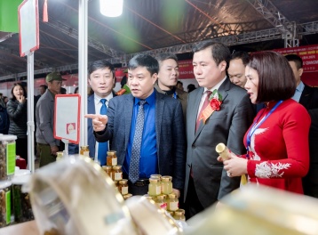 Hương vị biển 'hút khách' tại Hội chợ Việt - Trung Tuyên Quang 2025