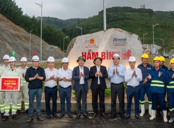 Phó Thủ tướng Hồ Quốc Dũng thăm, tặng quà người lao động dự án cao tốc Quảng Ngãi – Hoài Nhơn trước ngày khánh thành