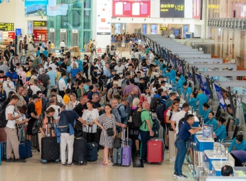 Ngày đầu nghỉ Tết: Sân bay, bến xe đông nghịt người, nhiều tuyến đường ùn tắc