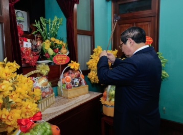 Thủ tướng Phạm Minh Chính dâng hương tưởng nhớ Chủ tịch Hồ Chí Minh