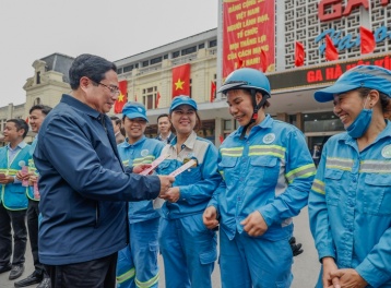 Thủ tướng lì xì, chụp ảnh, động viên công nhân môi trường ngày giáp Tết