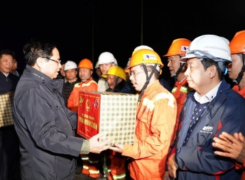 Thủ tướng Chính phủ Phạm Minh Chính thăm, chúc Tết kỹ sư, công nhân đang thi công cao tốc Hữu Nghị - Chi Lăng