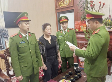 Bắt khẩn cấp người phụ nữ thu tiền gửi xe trái phép người đi lễ đầu năm