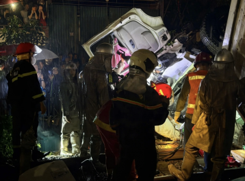 Công an thông tin vụ tai nạn nghiêm trọng giữa tàu hoả và xe tải tại Hà Nội