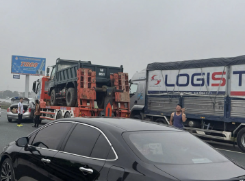 4 ô tô va chạm liên hoàn gây ùn tắc trên cao tốc Pháp Vân - Cầu Giẽ