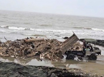 Thanh Hóa: Ngang nhiên chở chất thải đổ ra bãi biển