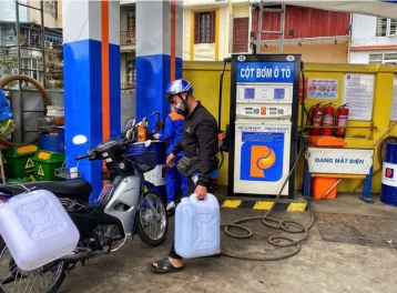 Xuất hiện tình trạng người dân Campuchia, Lào sang Việt Nam mua xăng dầu