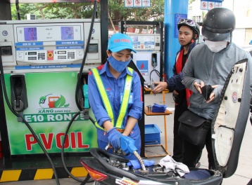 Giá xăng dầu hôm nay 13/3: Xăng RON 95 tăng, giá dầu thế giới vượt ngưỡng 100 USD