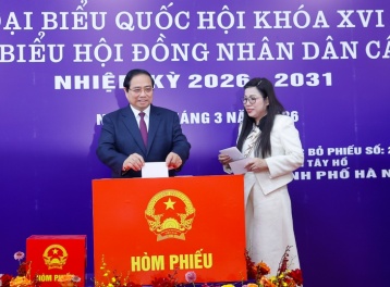 Thủ tướng cùng cử tri bỏ phiếu bầu cử tại phường Tây Hồ, Hà Nội