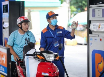 Giá xăng RON 95 vượt 30.000 đồng/lít, dầu hỏa tăng gần 9.000 đồng