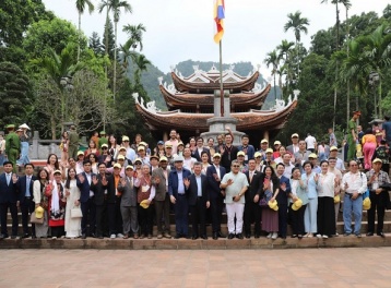 Gần 400 đại biểu quốc tế ấn tượng với vẻ đẹp di sản chùa Hương