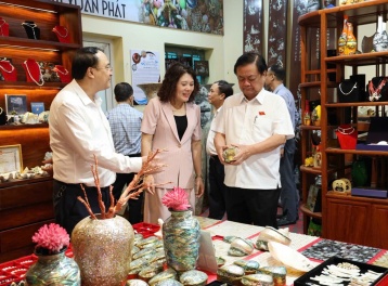 Phó Chủ tịch Quốc hội Lê Minh Hoan về thăm làng nghề xã Chuyên Mỹ, Hà Nội