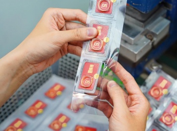 Giá vàng hôm nay 12/4: Vàng trong nước giảm, thế giới tăng mạnh