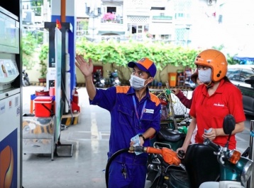 Giá xăng tăng nhẹ, dầu diesel 'lao dốc' gần 2.000 đồng khi thuế về 0%
