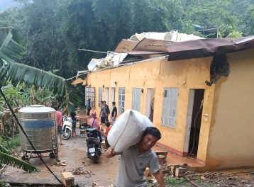 Lào Cai: 20 phút giông lốc, hàng chục ngôi nhà tốc mái