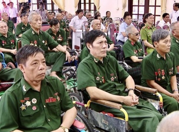 Thủ tướng yêu cầu hoàn thành trao quà cho người có công trước ngày 28/4