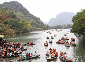 Du lịch Việt Nam đón 12 triệu lượt khách, doanh thu đạt kỷ lục tại nhiều địa phương