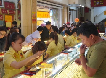Giá vàng hôm nay 5/5: Thế giới 'rơi tự do', trong nước giảm mạnh