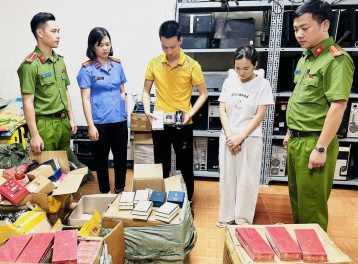 Hai chị em ruột cầm đầu đường dây mua bán nước hoa giả mạo các nhãn hiệu nổi tiếng thế giới