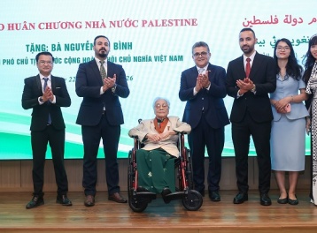 Nguyên Phó Chủ tịch nước Nguyễn Thị Bình nhận Huân chương “Ngôi sao Công trạng” của Nhà nước Palestine