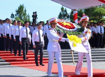 Thủ tướng Lê Minh Hưng dự lễ truy điệu và an táng hài cốt liệt sĩ tại tỉnh Quảng Trị