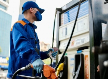 Xăng E5 RON92 giảm hơn 1.000 đồng/lít từ 16h chiều nay