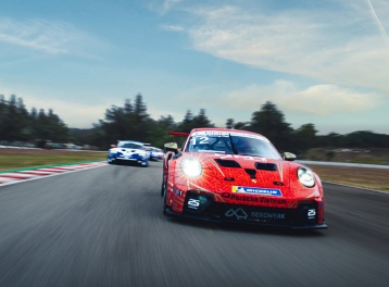 Đại diện cho Porsche Việt Nam tay đua Hoàng Đạt tham dự giải Porsche ARbox Carrera Cup Asia 2026