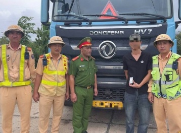 Tài xế xe đầu kéo dương tính với ma túy, giấu 412 viên nghi là ma túy trên xe