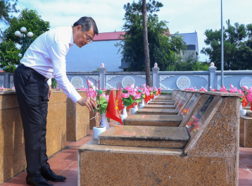 Thủ tướng dâng hương tưởng niệm các Anh hùng liệt sĩ tại tỉnh Lạng Sơn