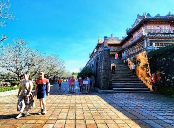 Huế: Du khách mặc trang phục phản cảm có thể bị dừng tham quan di tích