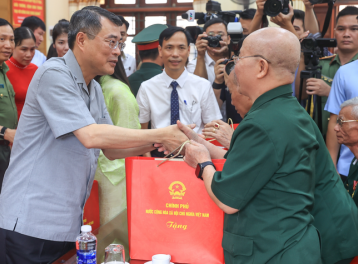 Thủ tướng Lê Minh Hưng thăm và tặng quà thương binh, bệnh binh tại Ninh Bình