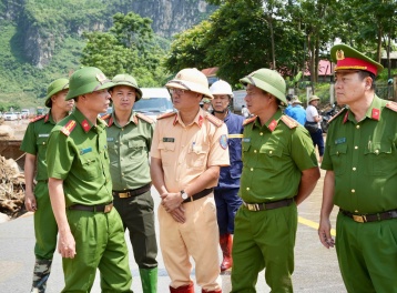 Ấm áp nghĩa tình quân dân giữa tâm lũ Mường Than