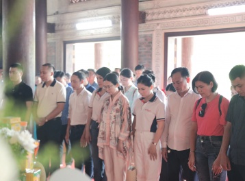 Tạp chí điện tử Thương hiệu và Pháp luật dâng hương tại Nghĩa trang liệt sĩ Việt - Lào, Truông Bồn