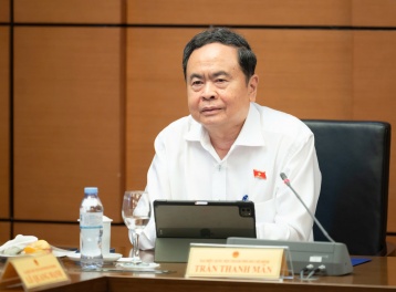 Hỗ trợ người dân tiếp cận, sử dụng pháp luật để bảo vệ quyền và lợi ích hợp pháp của mình