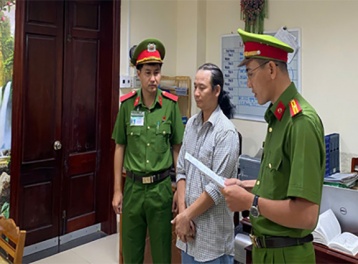 Ông chủ cửa hàng nổi tiếng giữa trung tâm Cần Thơ bị khởi tố