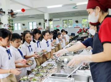 Thủ tướng yêu cầu siết chặt an toàn thực phẩm, minh bạch bữa ăn học sinh