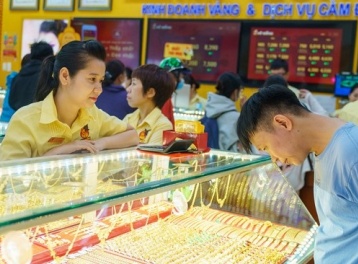 Giá vàng ngày 19/8: Vàng SJC 'bốc hơi' 1,6 triệu đồng/lượng
