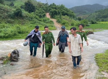Quảng Ngãi: Băng rừng, vượt suối đưa người đàn ông mắc kẹt trong rừng về nhà an toàn