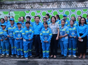 Hà Nội tặng quà, động viên công nhân lao động dịp Quốc khánh 2/9