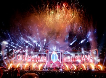  100.000 người đội mưa bùng nổ cùng Concert kỷ lục tại 'Thành phố rạng rỡ tương lai' Quảng Ninh