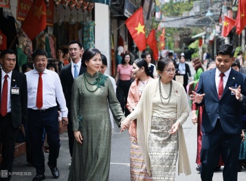 Phu nhân Tổng Bí thư, Chủ tịch nước Tô Lâm và Phu nhân Tổng thống Myanmar thăm làng lụa Vạn Phúc