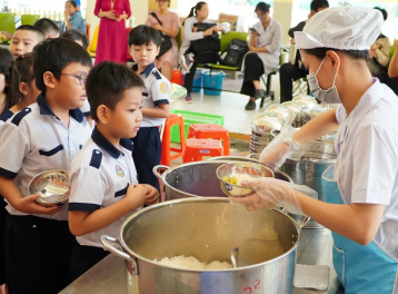 Hà Nội yêu cầu rà soát toàn bộ bữa ăn bán trú, báo cáo trước ngày 20/9
