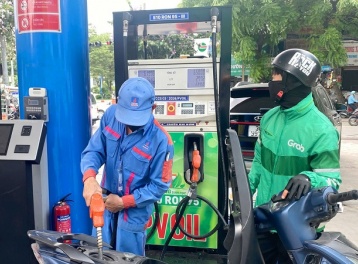 Giá xăng tăng mạnh, E5 RON92 tăng hơn 1.200 đồng/lít 