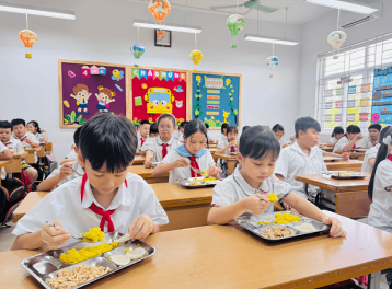 Thủ tướng yêu cầu tăng cường bảo đảm an toàn, chất lượng bữa ăn bán trú cho học sinh