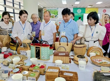 Làng nghề Hà Nội: 'Hạt nhân' kinh tế thúc đẩy chuyển đổi số và nông thôn mới