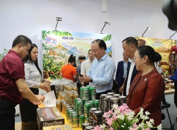 Đặc sản Việt Nam và Lào hội tụ tại Tuần lễ sản phẩm 'Hoa đẹp Chăm Pa'