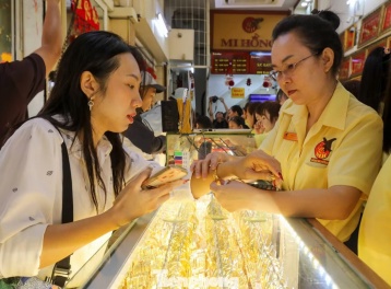 Giá vàng hôm nay 8/10: Vàng thế giới rơi thẳng đứng, SJC chịu áp lực giảm