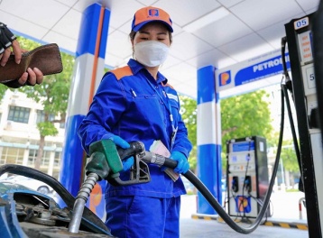 Giá xăng tăng tiếp, xăng E10 vượt 28.000 đồng/lít