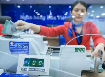 Hàng loạt ngân hàng hạ lãi suất tiết kiệm 0,5 - 0,7%