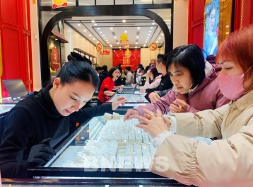 Giá vàng hôm nay 23/10: Vàng thế giới lao dốc, SJC chịu áp lực giảm